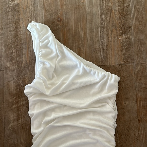 White one shoulder dress form fitting - Picture 2 of 2